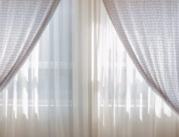 Termo-akustyczne zasłony z mikrokapsułkami PCM – ciszej, chłodniej i taniej bez prądu