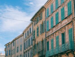 Domowy 24 V DC Bus – jak zaprojektować niskonapięciową sieć do oświetlenia, rolet i ładowania sprzętów