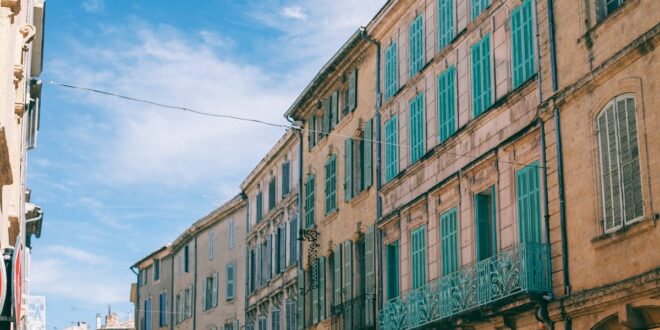 Domowy 24 V DC Bus – jak zaprojektować niskonapięciową sieć do oświetlenia, rolet i ładowania sprzętów