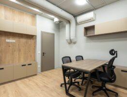 Termoakustyczna szafa-pokój w salonie – cichy gabinet z PCM i pasywną wentylacją, który chowa bałagan i elektronikę