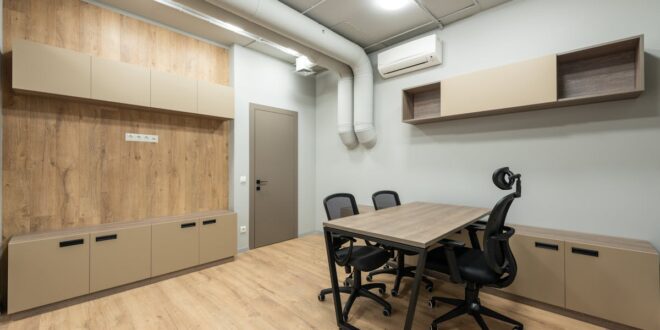 Termoakustyczna szafa-pokój w salonie – cichy gabinet z PCM i pasywną wentylacją, który chowa bałagan i elektronikę