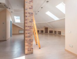 Mikroperforowane sufity napinane 3 w 1 – akustyka, światło i ukryta wentylacja w salonie i sypialni