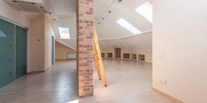 Mikroperforowane sufity napinane 3 w 1 – akustyka, światło i ukryta wentylacja w salonie i sypialni