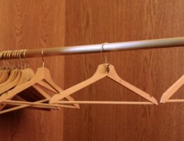 Szafa higro-smart: jak zbudować garderobę z pasywną kontrolą wilgotności i zapachów z użyciem PCM i węgla aktywnego