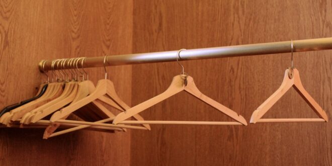 Szafa higro-smart: jak zbudować garderobę z pasywną kontrolą wilgotności i zapachów z użyciem PCM i węgla aktywnego