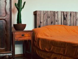 Meble higroskopijne z gliny i włókien roślinnych – dom, który sam reguluje wilgoć i temperaturę