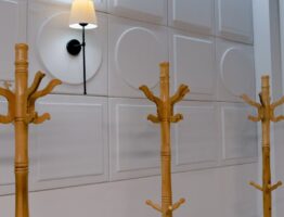 Ciche, oddychające i lekkie – meble oraz panele z grzybni do salonu, kuchni i domowego biura