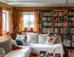 Regał akustyczny z grzybni i gliny – mebel, który reguluje wilgoć, wycisza i ociepla wnętrze