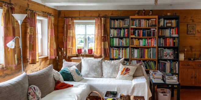 Regał akustyczny z grzybni i gliny – mebel, który reguluje wilgoć, wycisza i ociepla wnętrze